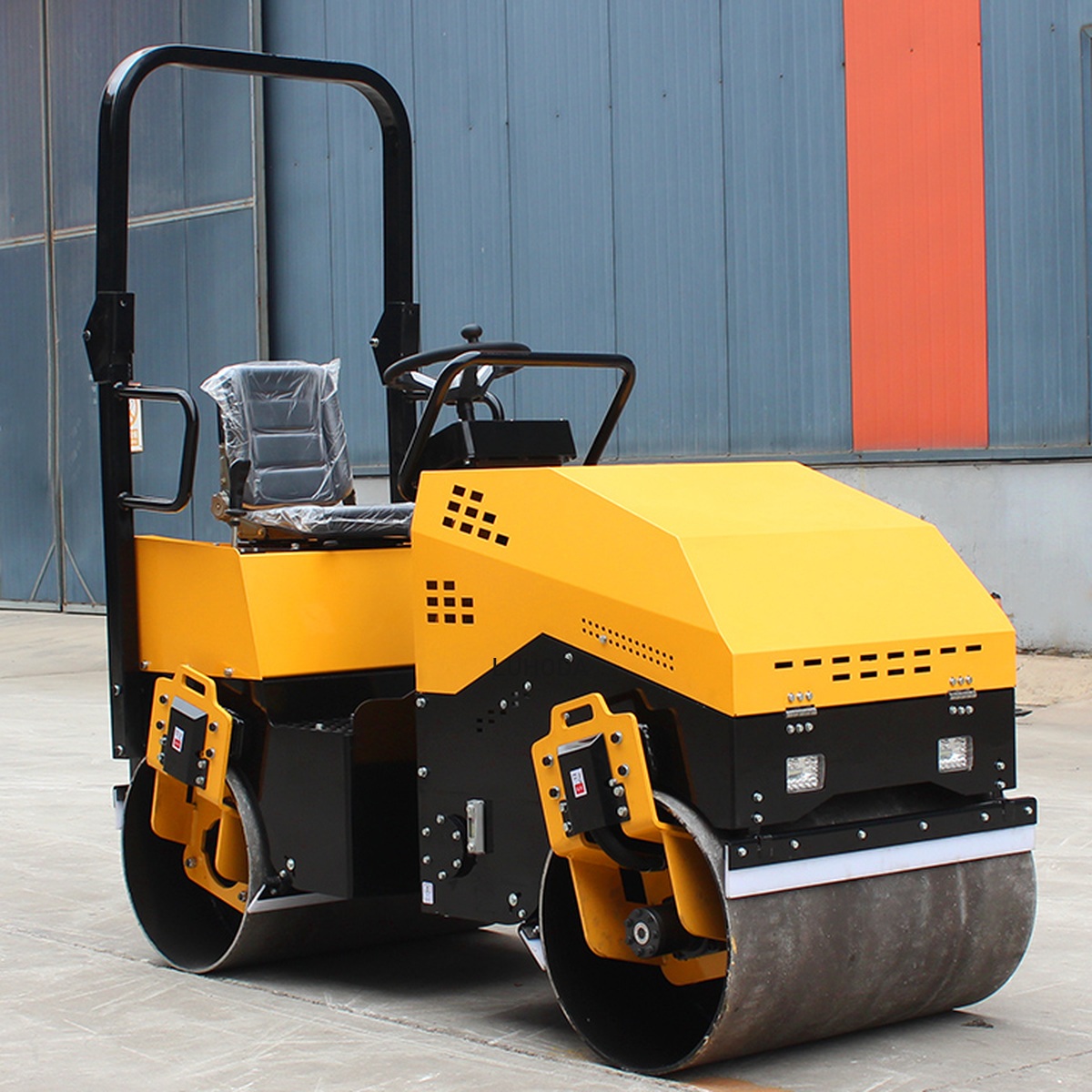 LHD-YL900 900mm ride-on tandem vibratory road roller, three-quarter rear view